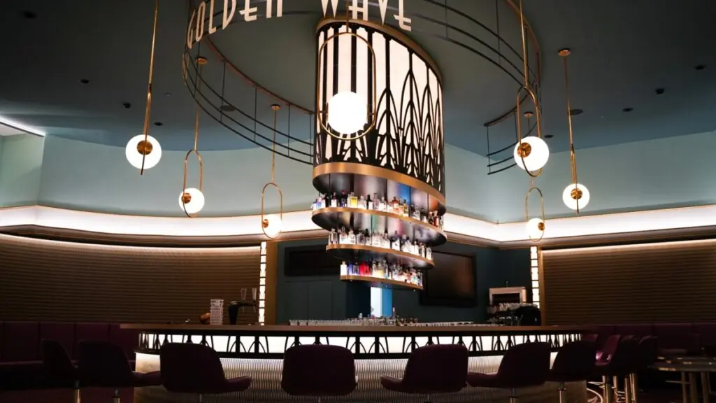 Bar Golden Wave mit rundem Leuchtelement im Casino Bad Ragaz