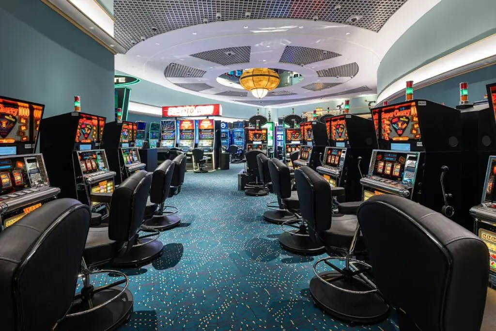 Reihe von Spielautomaten mit blauem Teppich im Casino Bad Ragaz