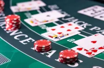 Blackjack Tisch als Symbolbild für den Hausvorteil im Casino