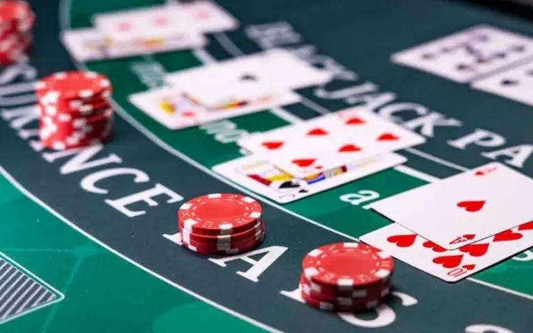 Blackjack Tisch als Symbolbild für den Hausvorteil im Casino