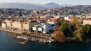 Blick auf die Stadt Lugano am Luganersee mit verschneiten Bergen