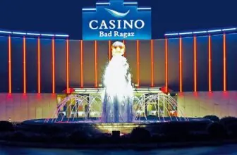 Beleuchteter Springbrunnen vor dem Casino Bad Ragaz mit Leuchtschriftzug