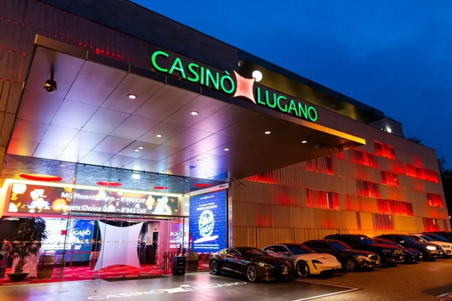 Schweizer Casino-GGR sinkt 2025 um 2,1 Prozent 1 Beleuchteter Eingang des Casinò Lugano bei Nacht mit Schriftzug