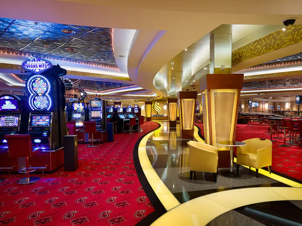 Spielautomaten und gelbe Sessel im Spielsaal des Casino St. Gallen