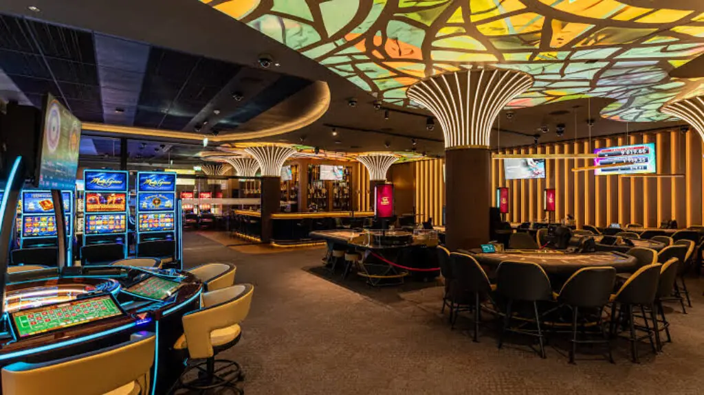 Spielautomaten und Roulette unter kunstvoller Glasdecke im Alpin Royal Casino