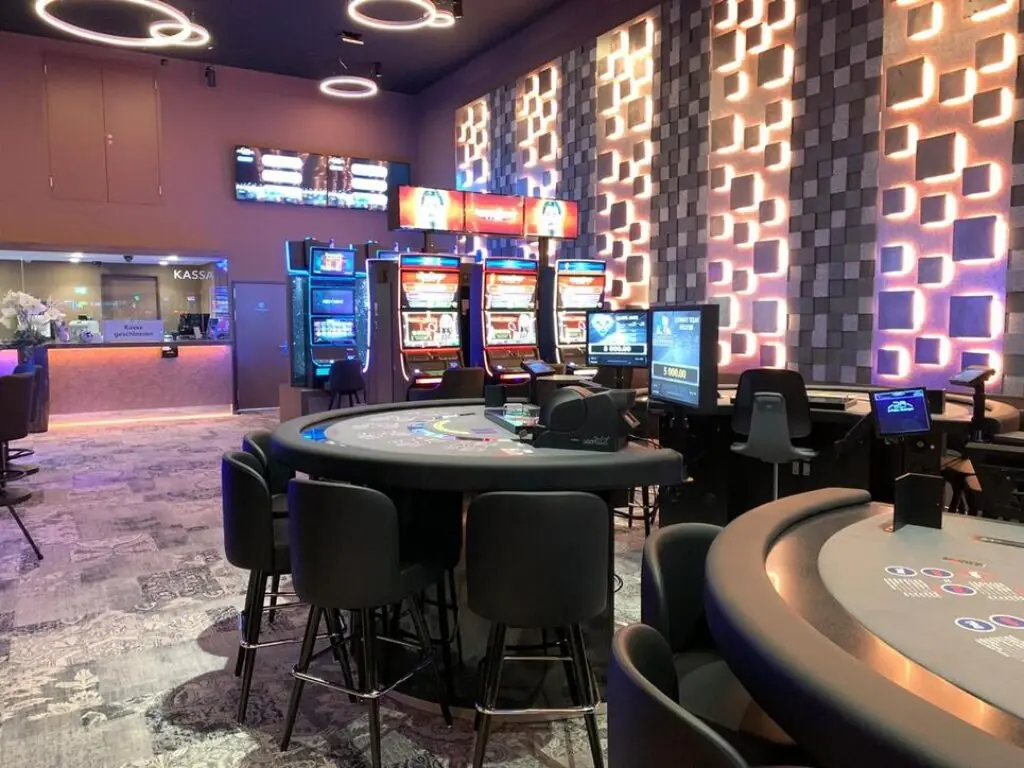 Pokertische und Spielautomaten im Spielsaal des Casino Admiral in Triesen
