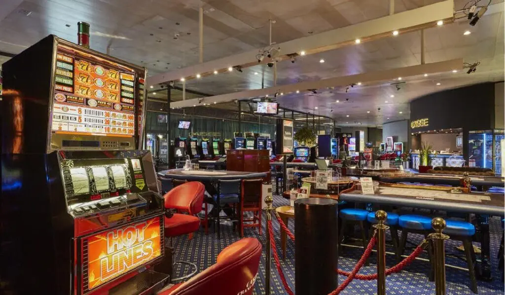 Spielautomaten und Bar hinter roter Kordel im Casino Crans Montana