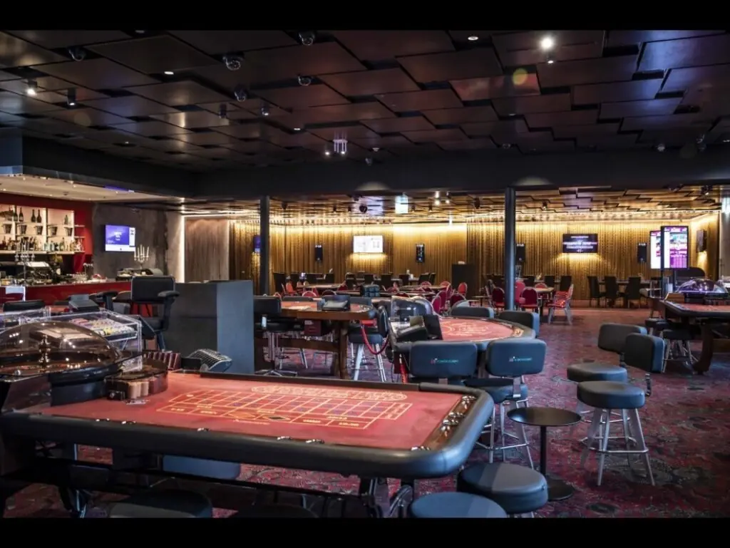 Roulettetische und Bar im Spielsaal des Casinò Lugano