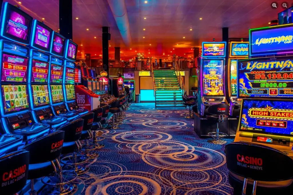 Reihe beleuchteter Spielautomaten im Casino du Lac in Meyrin