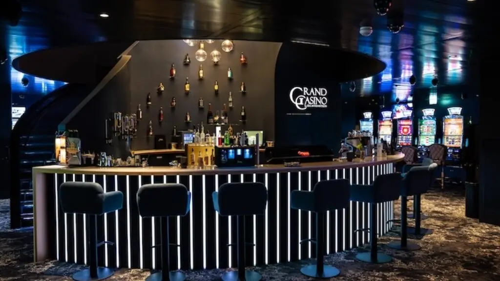 Bar mit Barhockern und Leuchtschriftzug im Grand Casino Liechtenstein