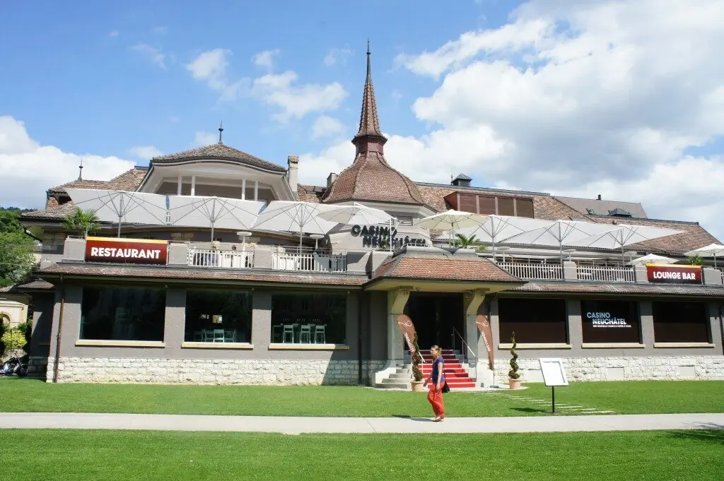 Historisches Gebäude des Casino Neuchâtel mit Terrasse und Rasenfläche
