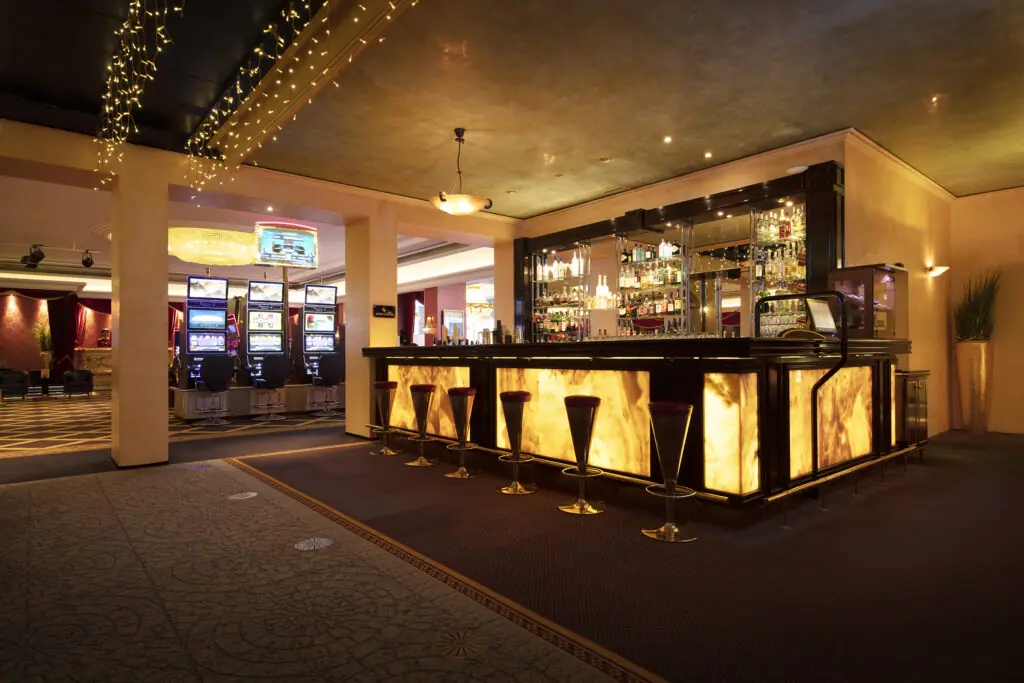 Beleuchtete Bar mit Barhockern in den Swiss Casinos Pfäffikon