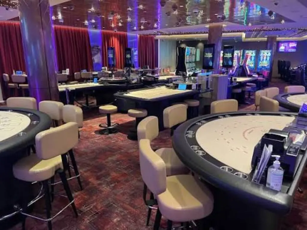 Lounge mit runder Sitzgruppe im Casino Schaanwald in Liechtenstein
