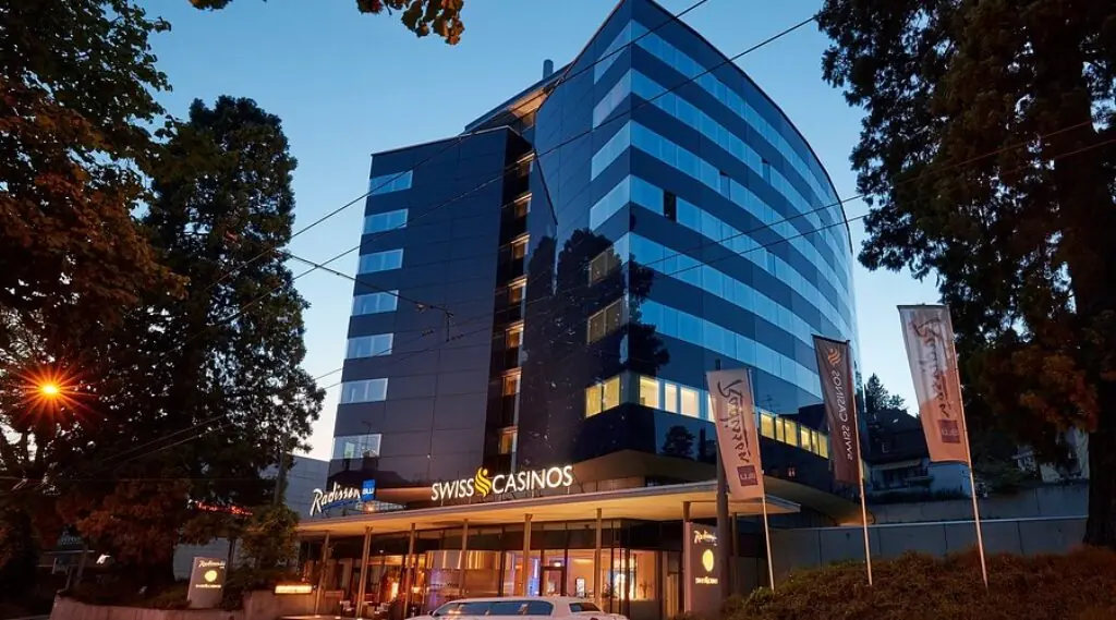 Glasfassade der Swiss Casinos St. Gallen im Radisson Blu bei Abenddämmerung