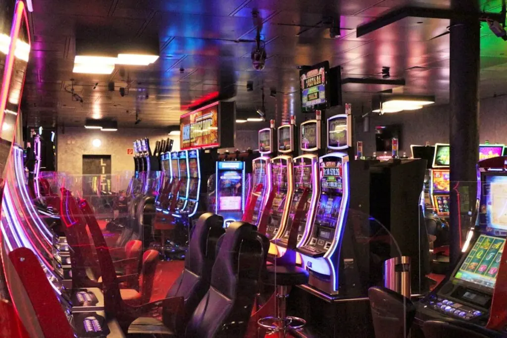 Spielautomaten in der Backsteinhalle des Casino Winterthur