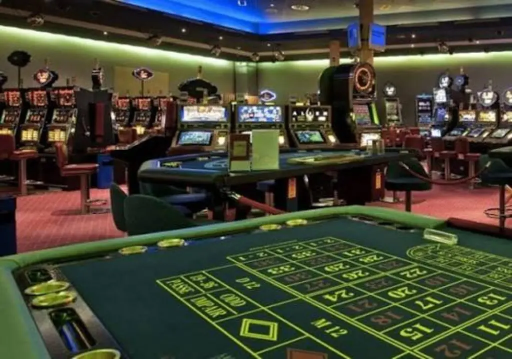 Roulettetisch und Spielautomaten im Casino du Jura in Courrendlin