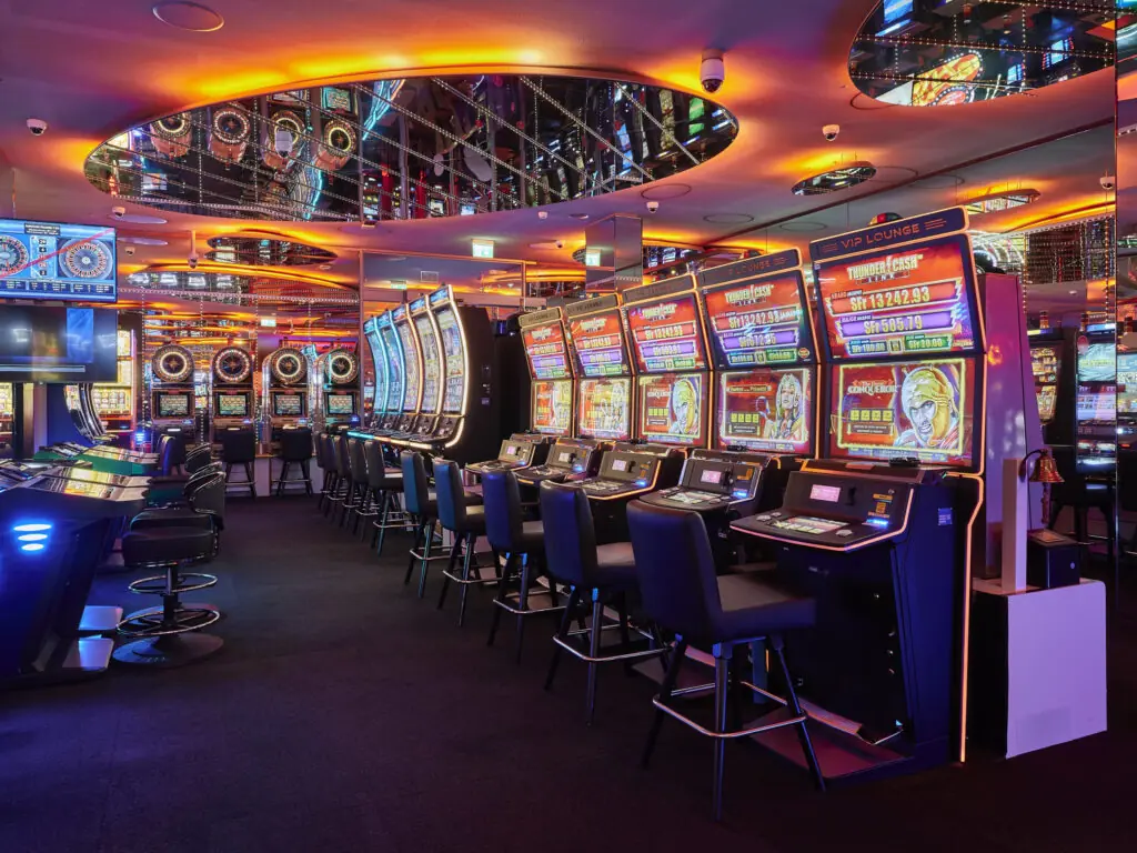 Bunt beleuchteter Automatensaal im Grand Casino Baden