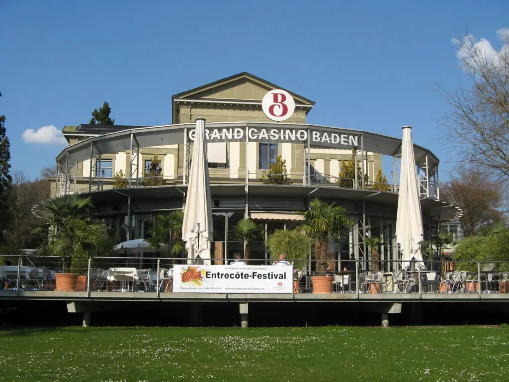 Aussenansicht des Grand Casino Baden mit Terrasse und Sonnenschirmen