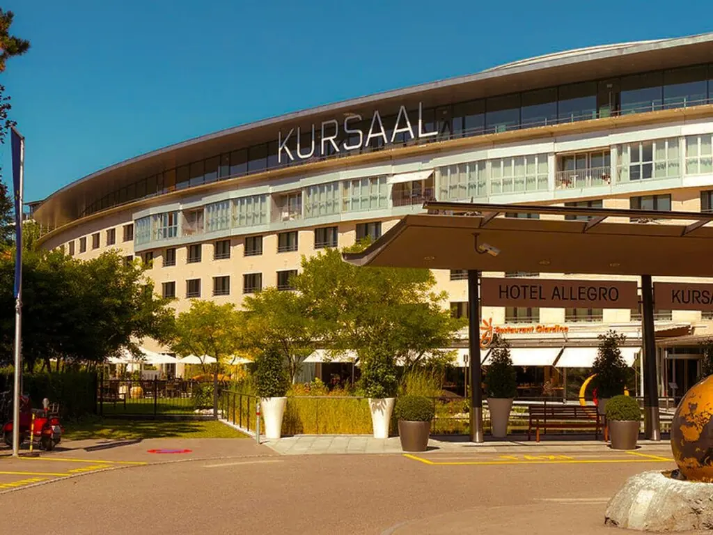 Kursaal Bern mit Vorfahrt und Schriftzug am geschwungenen Gebäude