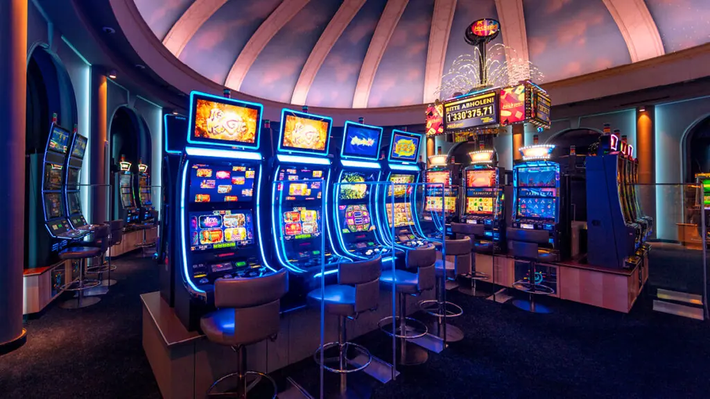 Spielautomaten unter der beleuchteten Kuppel im Grand Casino Bern