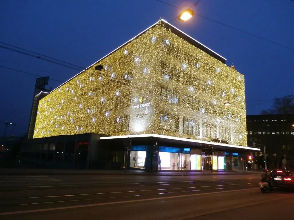 Golden beleuchtete Fassade der Swiss Casinos Zürich bei Nacht