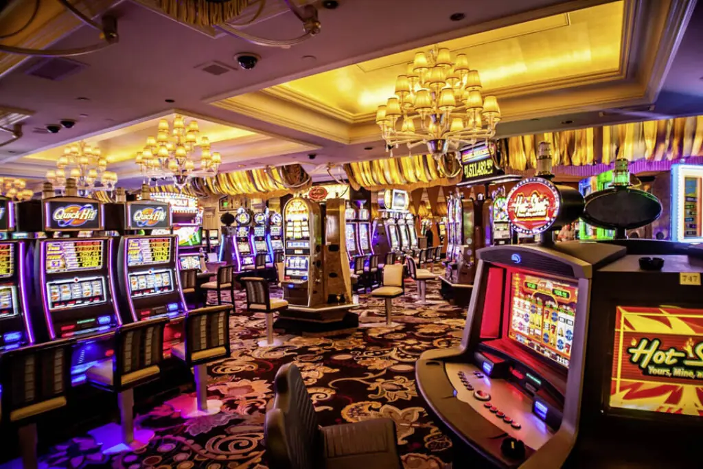 Spielautomaten unter goldenen Kronleuchtern in den Swiss Casinos Zürich